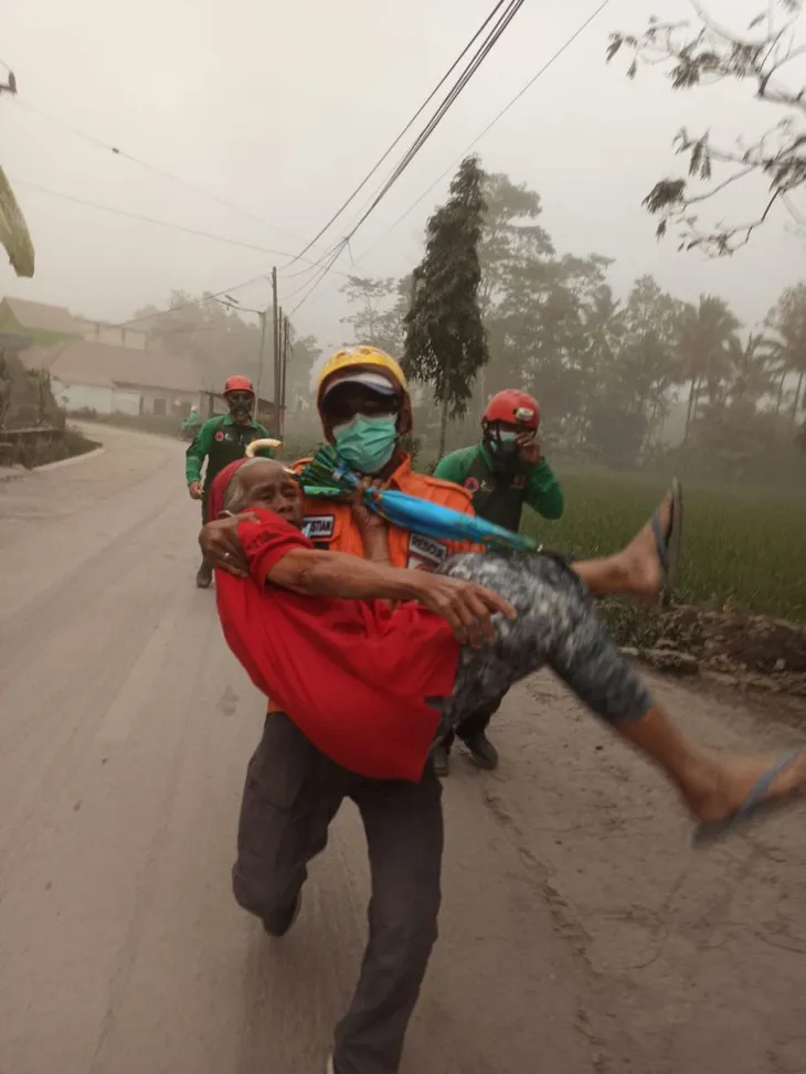 Indonesia sơ tán hàng nghìn người khi núi lửa Semeru phun trào trên đảo Java - Ảnh 4. Indonesia sơ tán hàng nghìn người khi núi lửa Semeru phun trào trên đảo Java - Ảnh 4.