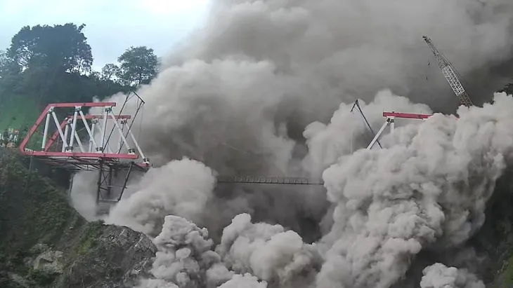 Indonesia sơ tán hàng nghìn người khi núi lửa Semeru phun trào trên đảo Java - Ảnh 2. Indonesia sơ tán hàng nghìn người khi núi lửa Semeru phun trào trên đảo Java - Ảnh 2.