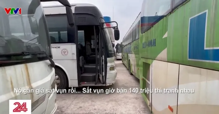 Xe cũ nát được phù phép thành xe chở công nhân ra sao? - Ảnh 1. Xe cũ nát được phù phép thành xe chở công nhân ra sao? - Ảnh 1.