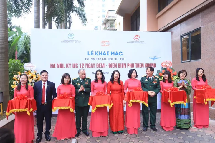 Trưng bày tài liệu “Hà Nội, Ký ức 12 ngày đêm - Điện Biên Phủ trên không” - Ảnh 3. Trưng bày tài liệu “Hà Nội, Ký ức 12 ngày đêm - Điện Biên Phủ trên không” - Ảnh 3.