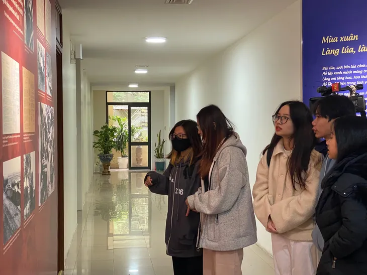Trưng bày tài liệu “Hà Nội, Ký ức 12 ngày đêm - Điện Biên Phủ trên không” - Ảnh 15. Trưng bày tài liệu “Hà Nội, Ký ức 12 ngày đêm - Điện Biên Phủ trên không” - Ảnh 15.