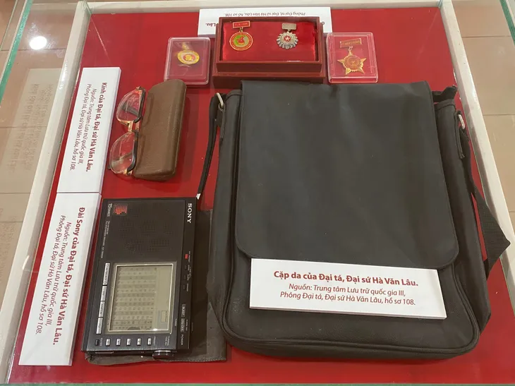 Trưng bày tài liệu “Hà Nội, Ký ức 12 ngày đêm - Điện Biên Phủ trên không” - Ảnh 9. Trưng bày tài liệu “Hà Nội, Ký ức 12 ngày đêm - Điện Biên Phủ trên không” - Ảnh 9.