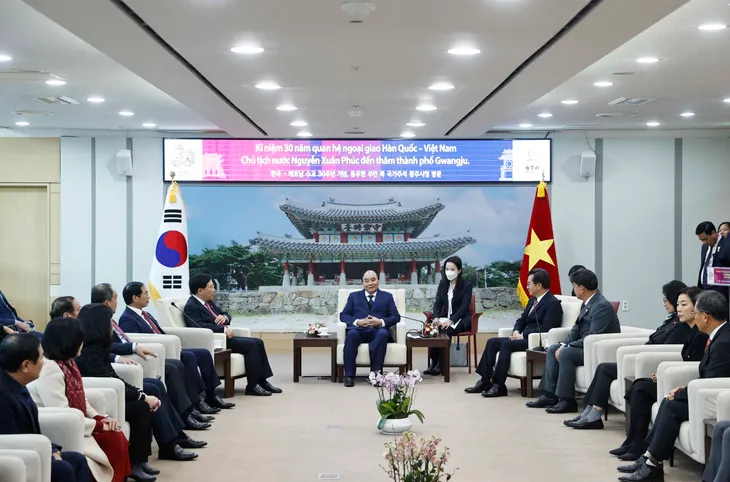 Chủ tịch nước Nguyễn Xuân Phúc thăm tỉnh Gyeonggi, Hàn Quốc - Ảnh 2.