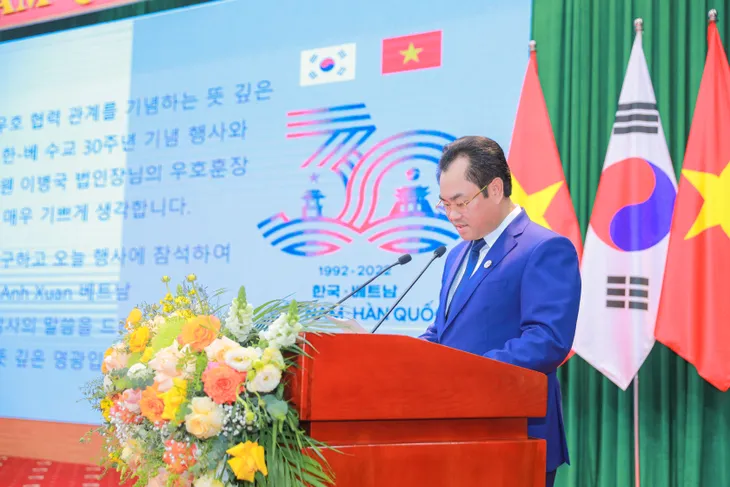 Lễ kỷ niệm 30 năm thiết lập quan hệ ngoại giao Việt Nam - Hàn Quốc và trao tặng Huân chương Hữu nghị - Ảnh 1. Lễ kỷ niệm 30 năm thiết lập quan hệ ngoại giao Việt Nam - Hàn Quốc và trao tặng Huân chương Hữu nghị - Ảnh 1.