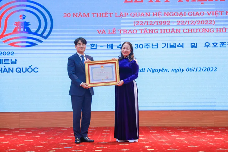 Lễ kỷ niệm 30 năm thiết lập quan hệ ngoại giao Việt Nam - Hàn Quốc và trao tặng Huân chương Hữu nghị - Ảnh 4. Lễ kỷ niệm 30 năm thiết lập quan hệ ngoại giao Việt Nam - Hàn Quốc và trao tặng Huân chương Hữu nghị - Ảnh 4.