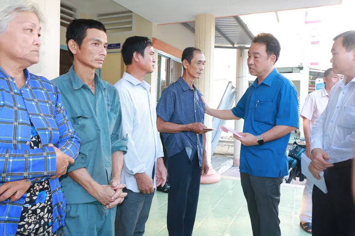 Thăm hỏi, hỗ trợ 16 hộ dân bị sạt lở cuốn trôi nhà ở Vĩnh Long - Ảnh 1. Thăm hỏi, hỗ trợ 16 hộ dân bị sạt lở cuốn trôi nhà ở Vĩnh Long - Ảnh 1.