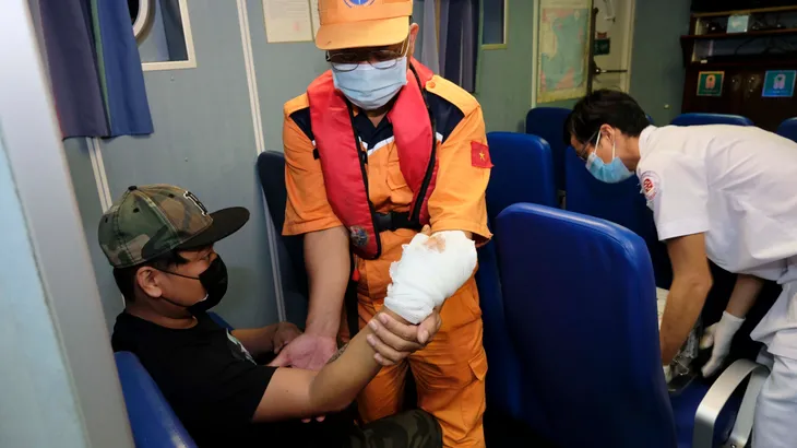 Đưa một thủy thủ tàu nước ngoài bị thương vào điều trị tại Nha Trang - Ảnh 1. Đưa một thủy thủ tàu nước ngoài bị thương vào điều trị tại Nha Trang - Ảnh 1.