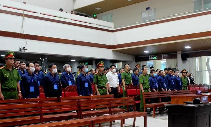 Tuyên án vụ buôn lậu gần 200 triệu lít xăng dầu - Ảnh 1. Tuyên án vụ buôn lậu gần 200 triệu lít xăng dầu - Ảnh 1.