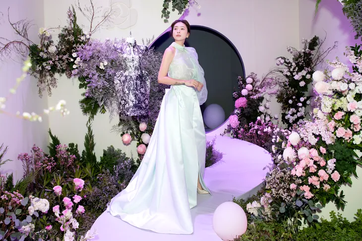 Dàn sao Việt khoe sắc tại triển lãm Cuộc dạo chơi của những cánh hoa - Ảnh 1. Dàn sao Việt khoe sắc tại triển lãm Cuộc dạo chơi của những cánh hoa - Ảnh 1.