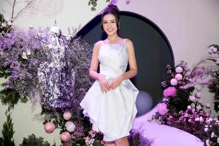 Dàn sao Việt khoe sắc tại triển lãm Cuộc dạo chơi của những cánh hoa - Ảnh 9. Dàn sao Việt khoe sắc tại triển lãm Cuộc dạo chơi của những cánh hoa - Ảnh 9.