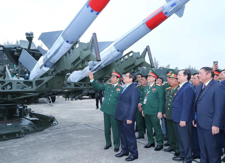 Người dân Hà Nội háo hức với Triển lãm quốc phòng quốc tế 2022 - Ảnh 2. Người dân Hà Nội háo hức với Triển lãm quốc phòng quốc tế 2022 - Ảnh 2.