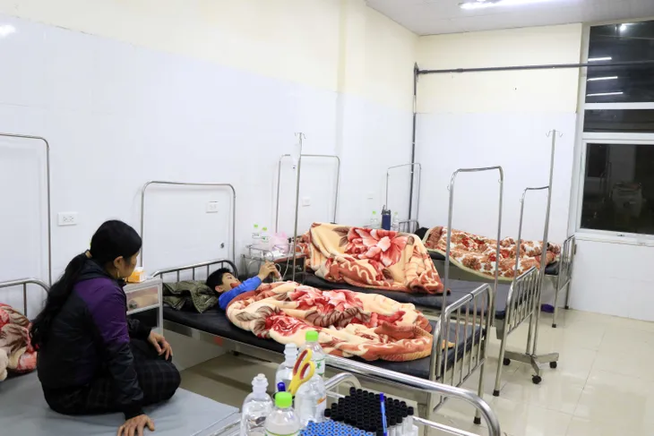 40 học sinh nhập viện nghi ngộ độc thực phẩm - Ảnh 1. 40 học sinh nhập viện nghi ngộ độc thực phẩm - Ảnh 1.