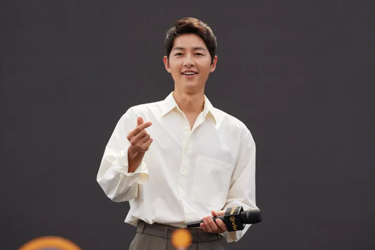 Song Joong Ki họp báo buổi chiều, người hâm mộ chờ từ 6 giờ sáng - Ảnh 2. Song Joong Ki họp báo buổi chiều, người hâm mộ chờ từ 6 giờ sáng - Ảnh 2.