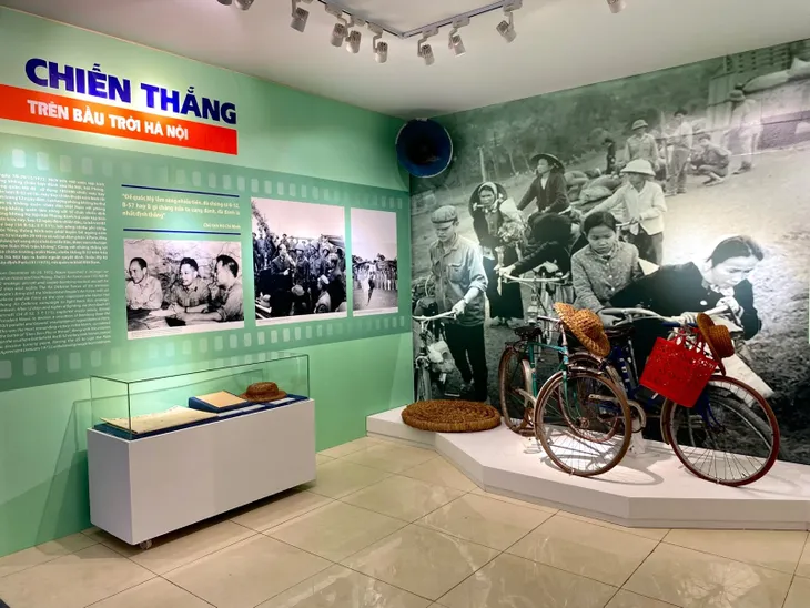 Hơn 200 tài liệu, hình ảnh, hiện vật tiêu biểu trong triển lãm “Điện Biên Phủ trên không - Bước ngoặt lịch sử” - Ảnh 4. Hơn 200 tài liệu, hình ảnh, hiện vật tiêu biểu trong triển lãm “Điện Biên Phủ trên không - Bước ngoặt lịch sử” - Ảnh 4.