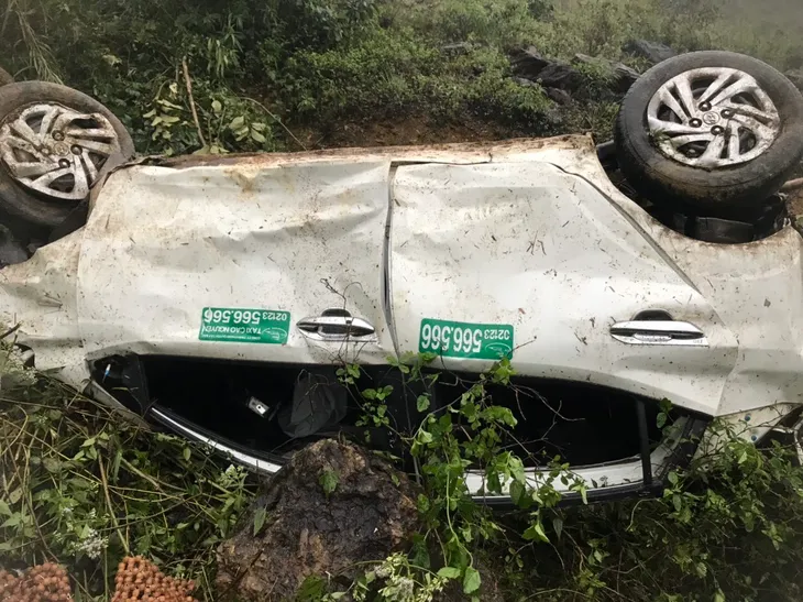 Xe taxi tự lao xuống vực, 3 người bị thương - Ảnh 1. Xe taxi tự lao xuống vực, 3 người bị thương - Ảnh 1.