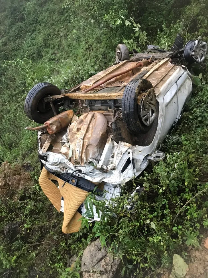 Xe taxi tự lao xuống vực, 3 người bị thương - Ảnh 2. Xe taxi tự lao xuống vực, 3 người bị thương - Ảnh 2.