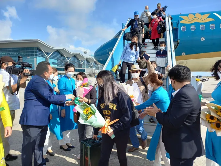 Khánh Hòa đón chuyến bay xông đất năm 2022 - Ảnh 1. Khánh Hòa đón chuyến bay xông đất năm 2022 - Ảnh 1.