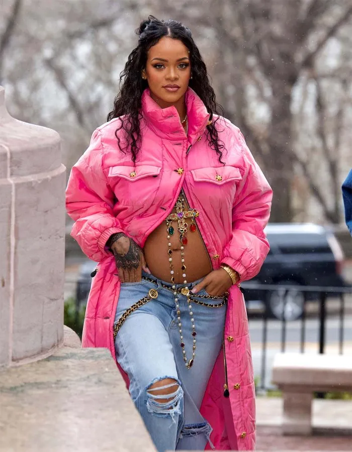 Rihanna hạnh phúc khoe bụng bầu - Ảnh 1. Rihanna hạnh phúc khoe bụng bầu - Ảnh 1.