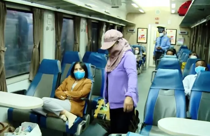 Chuyến tàu đoàn tụ ngày cuối năm - Ảnh 2. Chuyến tàu đoàn tụ ngày cuối năm - Ảnh 2.