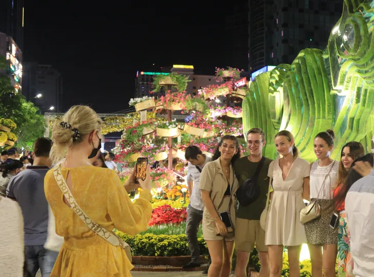 Không khí vui tươi đón năm mới tại TP Hồ Chí Minh - Ảnh 4. Không khí vui tươi đón năm mới tại TP Hồ Chí Minh - Ảnh 4.