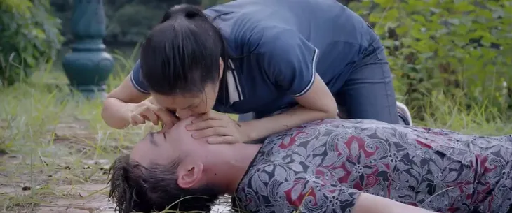 Lối về miền hoa - Tập 3: Bị mất nụ hôn đầu đời, trai làng quyết cưa cô bạn khắc khẩu - Ảnh 12. Lối về miền hoa - Tập 3: Bị mất nụ hôn đầu đời, trai làng quyết cưa cô bạn khắc khẩu - Ảnh 12.