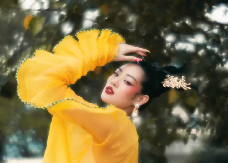 Hoa hậu Khánh Vân khoe sắc với áo dài đầu năm mới - Ảnh 5. Hoa hậu Khánh Vân khoe sắc với áo dài đầu năm mới - Ảnh 5.