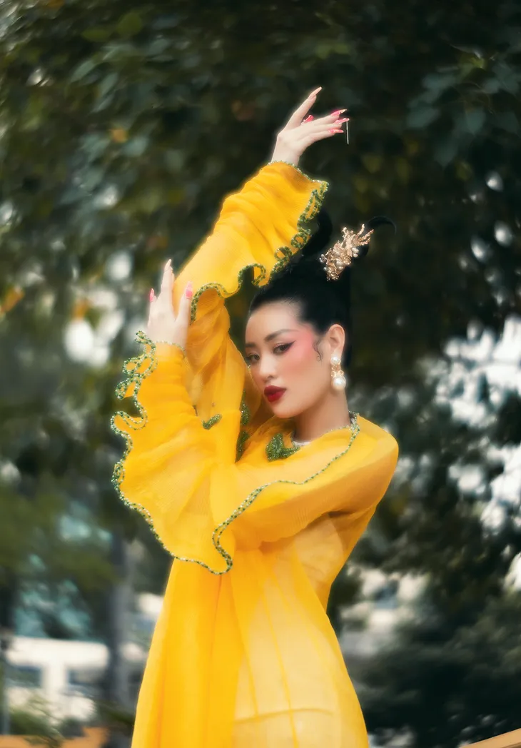 Hoa hậu Khánh Vân khoe sắc với áo dài đầu năm mới - Ảnh 6. Hoa hậu Khánh Vân khoe sắc với áo dài đầu năm mới - Ảnh 6.