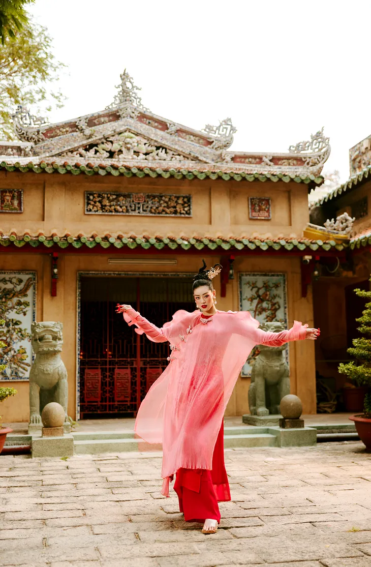 Hoa hậu Khánh Vân khoe sắc với áo dài đầu năm mới - Ảnh 9. Hoa hậu Khánh Vân khoe sắc với áo dài đầu năm mới - Ảnh 9.