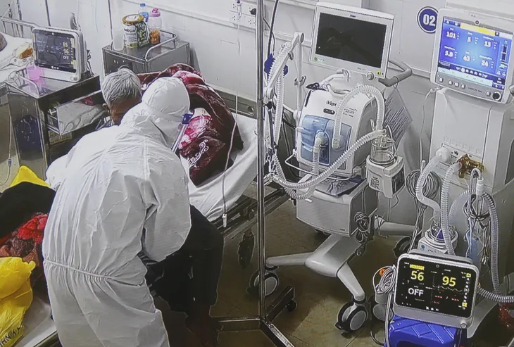 Có 425 ca COVID-19 nặng thở máy, ECMO; Khẩn trương ứng phó với F0 tăng nhanh sau Tết - Ảnh 1. Có 425 ca COVID-19 nặng thở máy, ECMO; Khẩn trương ứng phó với F0 tăng nhanh sau Tết - Ảnh 1.