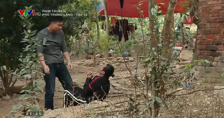 Phố trong làng - Tập 52: Vừa biết tin mang bầu, Hoài bất ngờ tuyên bố không muốn sinh con - Ảnh 11. Phố trong làng - Tập 52: Vừa biết tin mang bầu, Hoài bất ngờ tuyên bố không muốn sinh con - Ảnh 11.