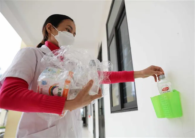 Hôm nay (10/2), học sinh tiểu học và lớp 6 ngoại thành Hà Nội đi học trực tiếp - Ảnh 1. Hôm nay (10/2), học sinh tiểu học và lớp 6 ngoại thành Hà Nội đi học trực tiếp - Ảnh 1.