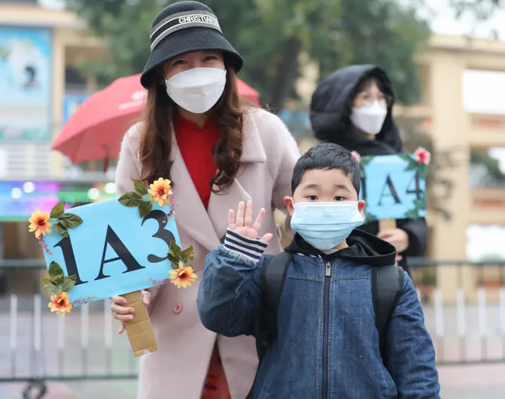 Học sinh lớp 1 ở Hà Nội háo hức, bỡ ngỡ trong lần đầu được đến trường - Ảnh 7.