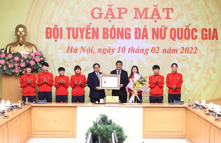 Thủ tướng: Các tuyển thủ Đội tuyển bóng đá nữ Quốc gia là “những cô gái kim cương” - Ảnh 2. Thủ tướng: Các tuyển thủ Đội tuyển bóng đá nữ Quốc gia là “những cô gái kim cương” - Ảnh 2.