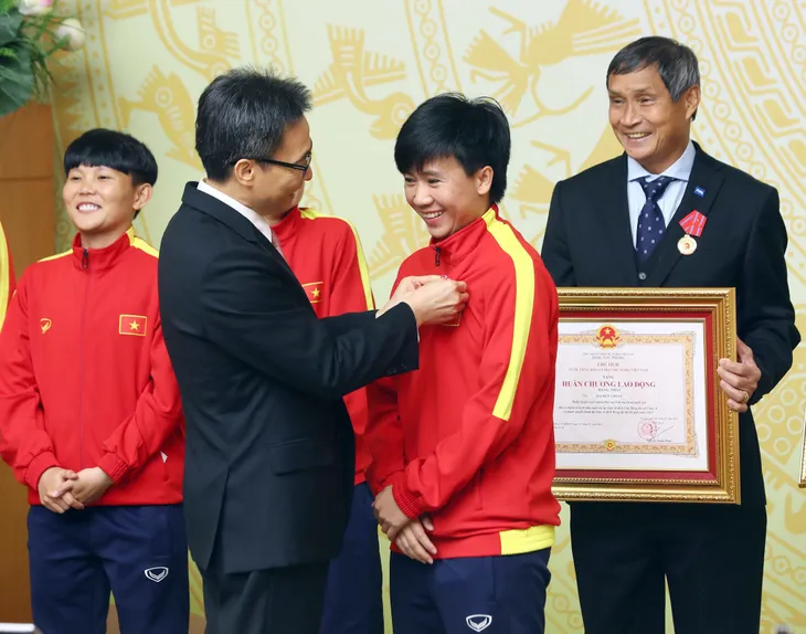 Thủ tướng: Các tuyển thủ Đội tuyển bóng đá nữ Quốc gia là “những cô gái kim cương” - Ảnh 1. Thủ tướng: Các tuyển thủ Đội tuyển bóng đá nữ Quốc gia là “những cô gái kim cương” - Ảnh 1.