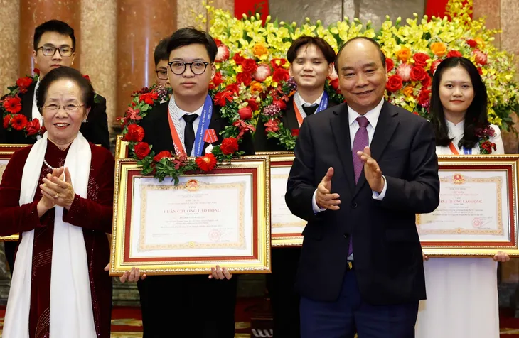 Đằng sau những tấm huy chương vàng Olympic - Ảnh 1. Đằng sau những tấm huy chương vàng Olympic - Ảnh 1.