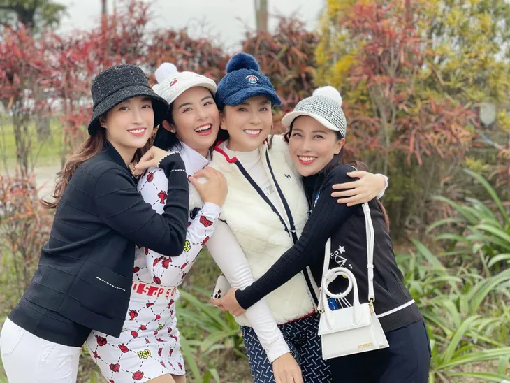 Dàn MC, BTV và diễn viên so kè nhan sắc trên sân golf - Ảnh 19. Dàn MC, BTV và diễn viên so kè nhan sắc trên sân golf - Ảnh 19.