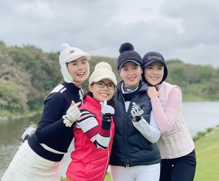 Dàn MC, BTV và diễn viên so kè nhan sắc trên sân golf - Ảnh 26. Dàn MC, BTV và diễn viên so kè nhan sắc trên sân golf - Ảnh 26.