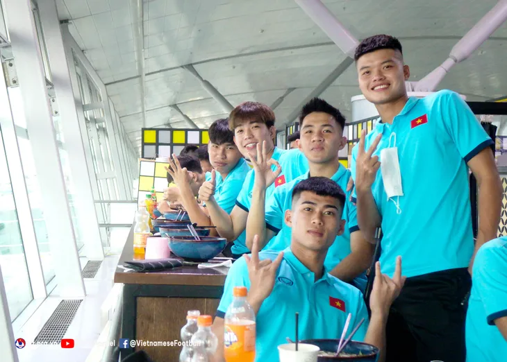 ĐT U23 Việt Nam đã có mặt tại Phnom Penh, sẵn sàng bước vào Giải vô địch U23 Đông Nam Á 2022 - Ảnh 4. ĐT U23 Việt Nam đã có mặt tại Phnom Penh, sẵn sàng bước vào Giải vô địch U23 Đông Nam Á 2022 - Ảnh 4.
