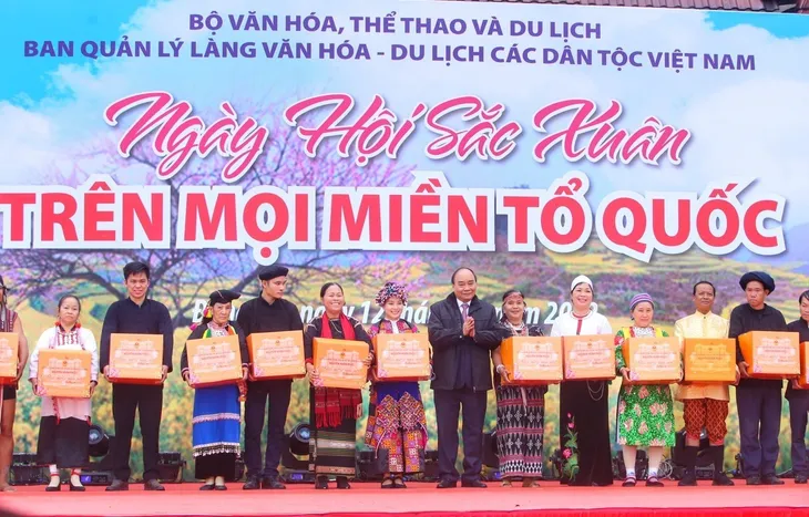 Chủ tịch nước Nguyễn Xuân Phúc dự Ngày hội Sắc Xuân trên mọi miền Tổ quốc - Ảnh 2. Chủ tịch nước Nguyễn Xuân Phúc dự Ngày hội Sắc Xuân trên mọi miền Tổ quốc - Ảnh 2.