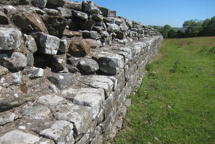 Biến đổi khí hậu đe dọa pháo đài phòng thủ Bức tường Hadrian ở Anh - Ảnh 2. Biến đổi khí hậu đe dọa pháo đài phòng thủ Bức tường Hadrian ở Anh - Ảnh 2.