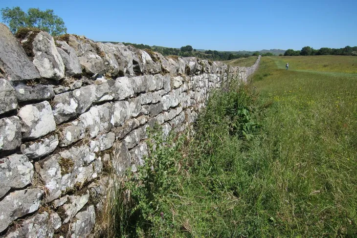 Biến đổi khí hậu đe dọa pháo đài phòng thủ Bức tường Hadrian ở Anh - Ảnh 6. Biến đổi khí hậu đe dọa pháo đài phòng thủ Bức tường Hadrian ở Anh - Ảnh 6.