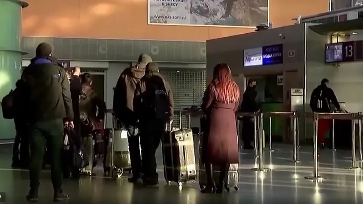 Thêm nhiều quốc gia kêu gọi công dân rời khỏi Ukraine - Ảnh 1. Thêm nhiều quốc gia kêu gọi công dân rời khỏi Ukraine - Ảnh 1.