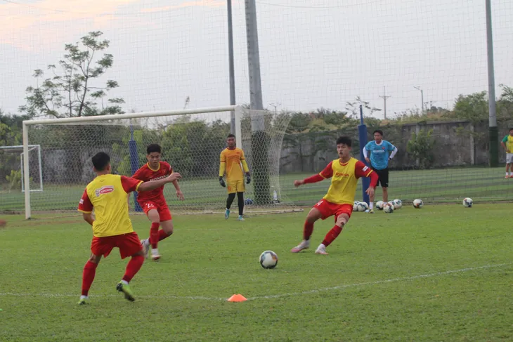 U23 Việt Nam hứng khởi trong buổi tập đầu tiên tại Campuchia - Ảnh 2. U23 Việt Nam hứng khởi trong buổi tập đầu tiên tại Campuchia - Ảnh 2.