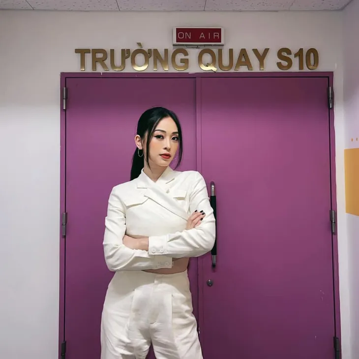Thời trang trên sóng của Á hậu Phương Nga - Ảnh 15. Thời trang trên sóng của Á hậu Phương Nga - Ảnh 15.