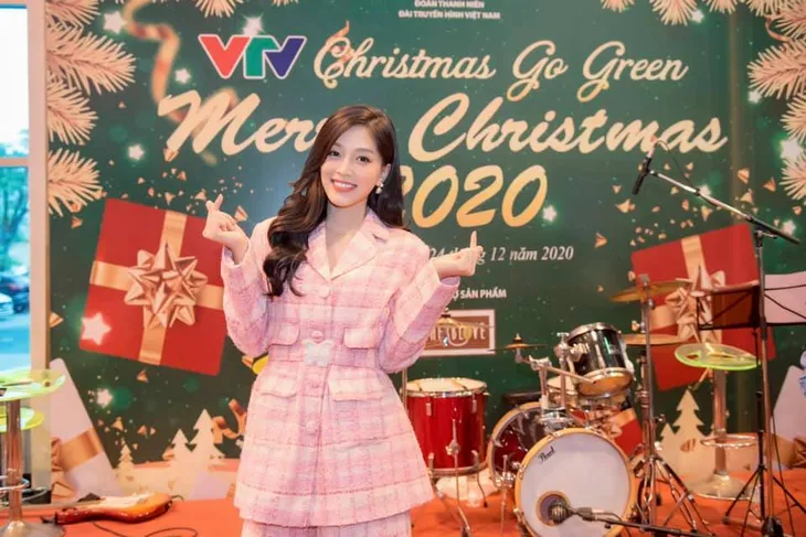 Thời trang trên sóng của Á hậu Phương Nga - Ảnh 16. Thời trang trên sóng của Á hậu Phương Nga - Ảnh 16.