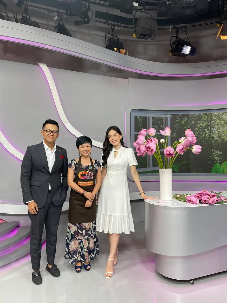 Thời trang trên sóng của Á hậu Phương Nga - Ảnh 2. Thời trang trên sóng của Á hậu Phương Nga - Ảnh 2.