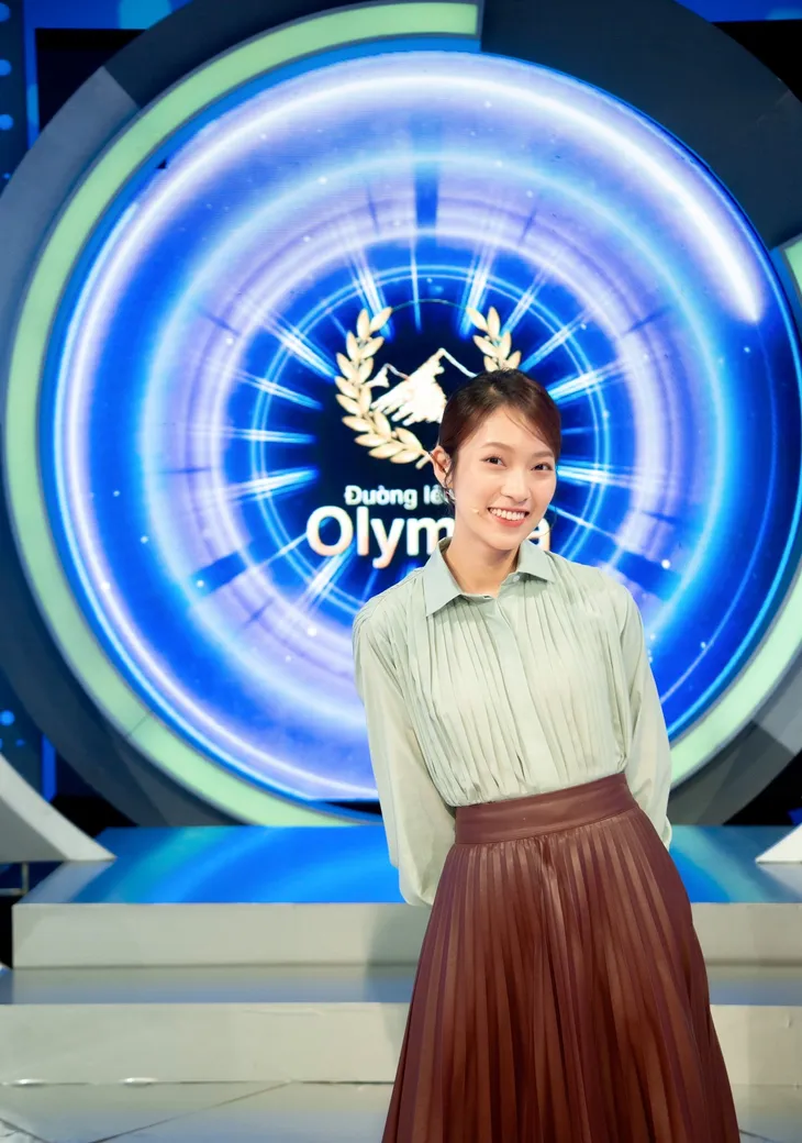 Khánh Vy đa phong cách khi dẫn Đường lên đỉnh Olympia - Ảnh 3.