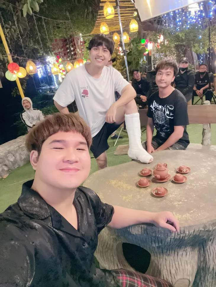 Lối về miền hoa: Hậu trường hài hước của 3 chàng lính ngự lâm - Ảnh 2. Lối về miền hoa: Hậu trường hài hước của 3 chàng lính ngự lâm - Ảnh 2.