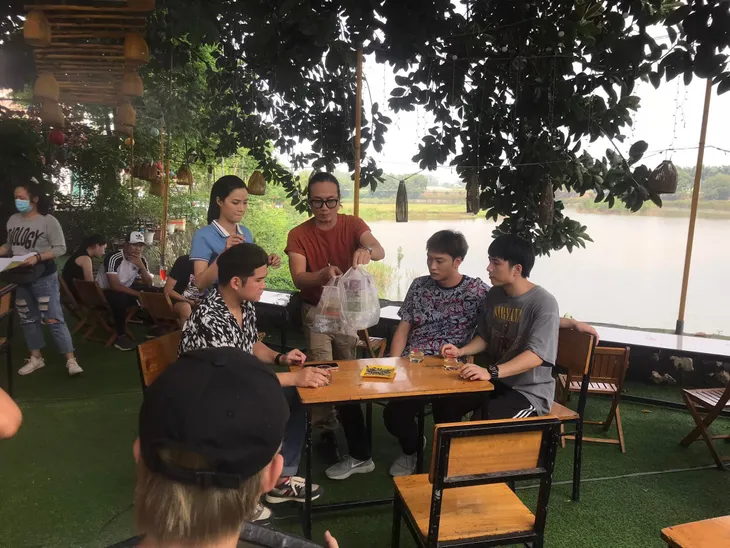 Lối về miền hoa: Hậu trường hài hước của 3 chàng lính ngự lâm - Ảnh 15. Lối về miền hoa: Hậu trường hài hước của 3 chàng lính ngự lâm - Ảnh 15.