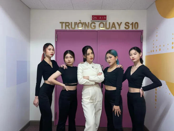 Thời trang trên sóng của Á hậu Phương Nga - Ảnh 9. Thời trang trên sóng của Á hậu Phương Nga - Ảnh 9.